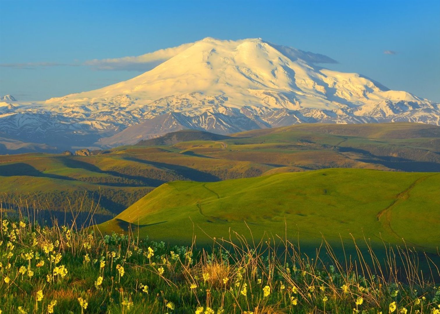 Гора эльбрус самая высокая точка. Гора Эльбрус (Кабардино-Балкария, Карачаево-Черкесия). Горы Кавказа Эльбрус. Казахские горы Эльбрус. Кабардино Балкария Кавказ Эльбрус.